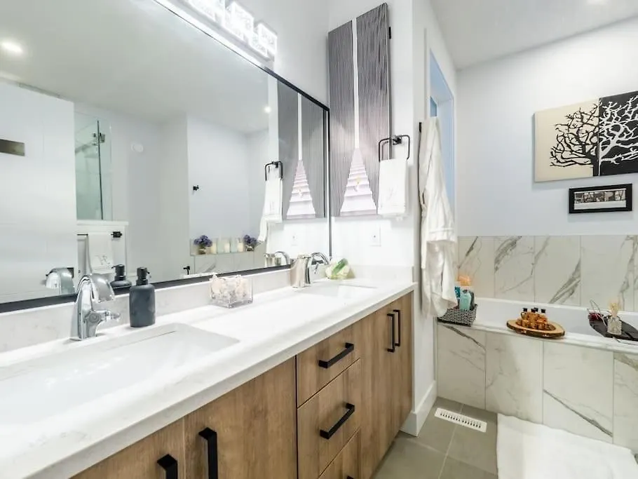 Welcome To Happy Place Where Cozy Comfort Meets Exquisite Luxury Edmonton 0*,  Kanada