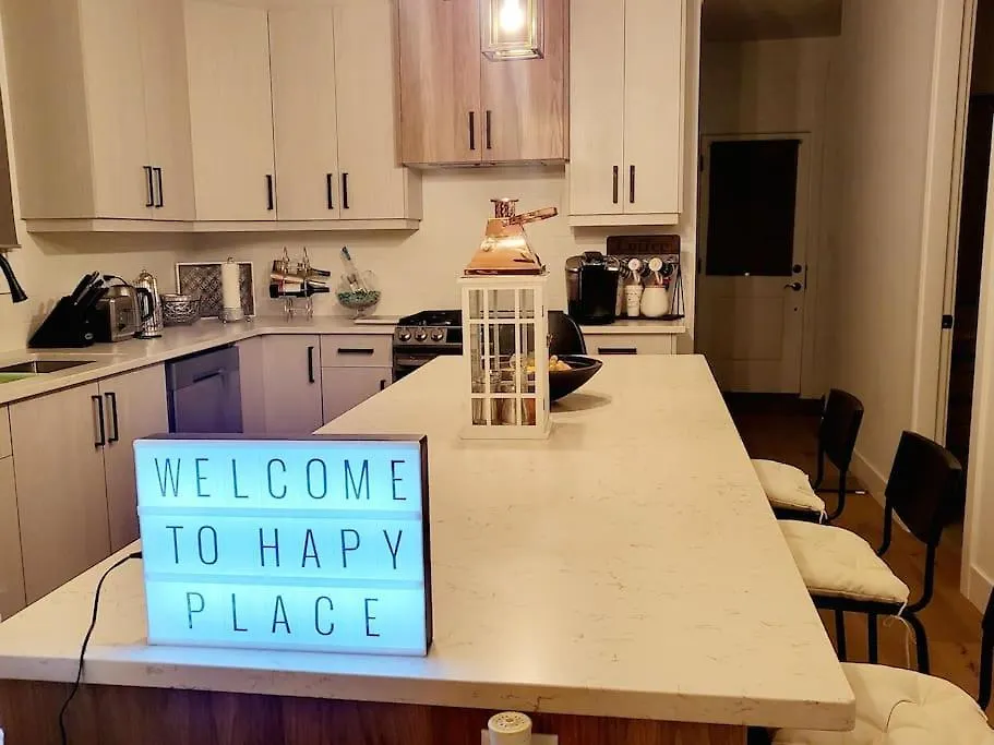 Welcome To Happy Place Where Cozy Comfort Meets Exquisite Luxury Edmonton Prázdninový dům