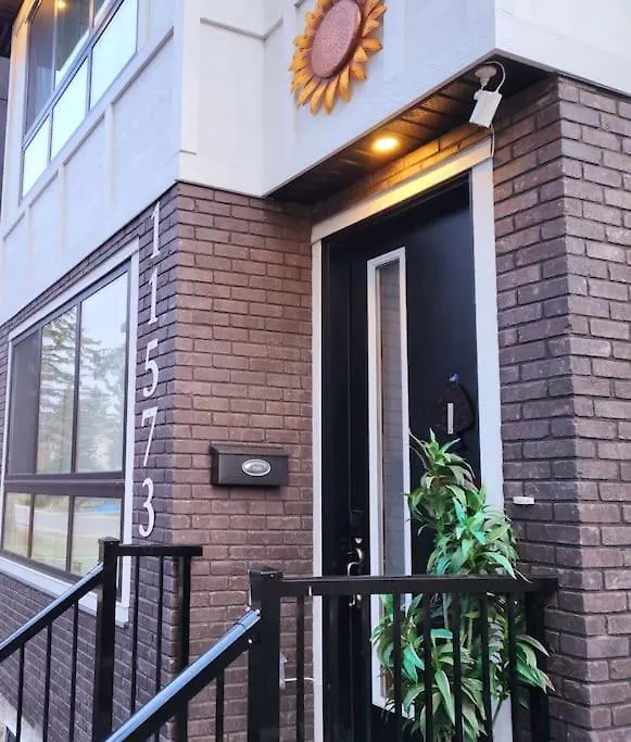 Welcome To Happy Place Where Cozy Comfort Meets Exquisite Luxury Edmonton Kanada