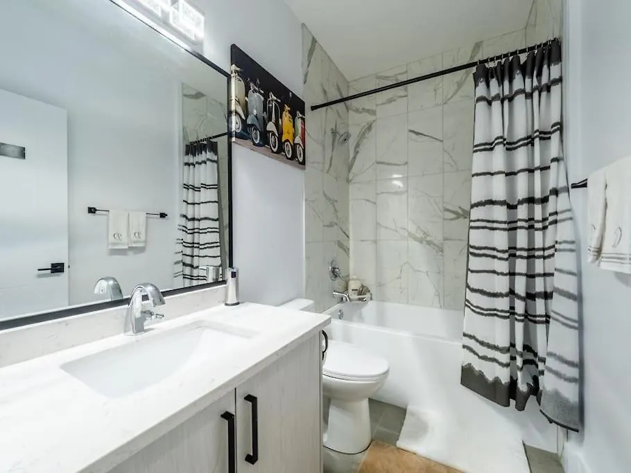 Prázdninový dům Welcome To Happy Place Where Cozy Comfort Meets Exquisite Luxury Edmonton